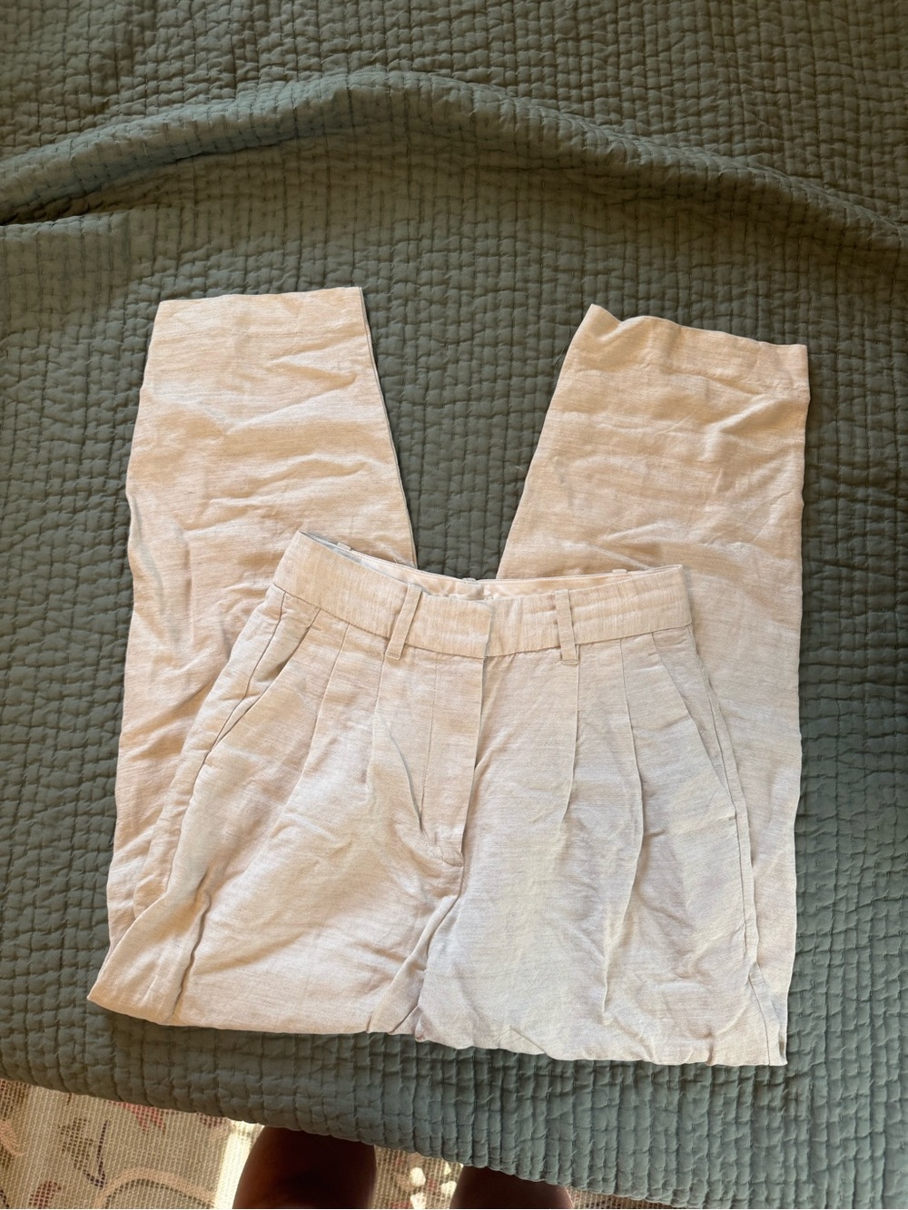 Women’s Aritzia Lightweight Linen Barrel Leg in Light Beige